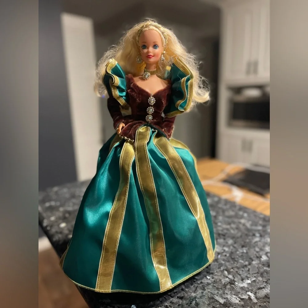 Barbies-Peppermint and Evergreen princess Barbies Dolls winter Collection 1994